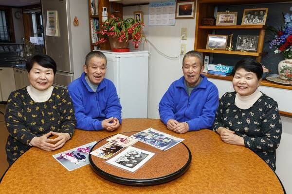 （左）美智子さん＆忠義さん夫妻（右）孝晴さん＆喜久子さん夫妻。家族8人で囲んだテーンテーブルも子が巣立ち、また4人で並ぶ