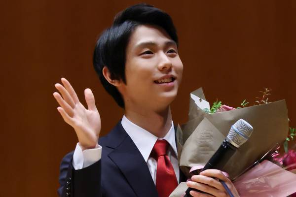 羽生結弦がほっぺをムニムニ…出会いから13年、ファンも認める“妹”の存在