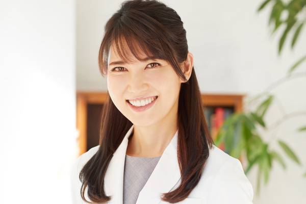 友利新 高校時代に「体重が15kgくらい増えて、顔中にニキビが」