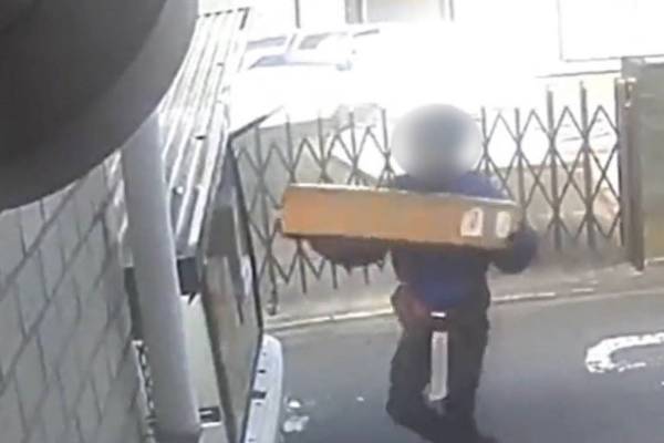 配達不在で荷物に当たる佐川配達員に批判も、「時間指定や再配達だったら…」と一部から同情論が