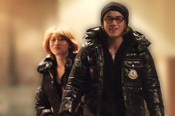 小栗旬　路上でバックハグ、ベビーカー押し！目撃した“結婚11年”山田優とのラブラブな軌跡