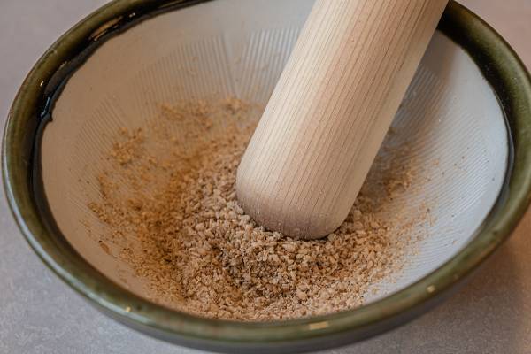 亜鉛豊富な「すりごま」習慣で抜け毛撃退を！　コロナ後遺症や感染症対策の研究も