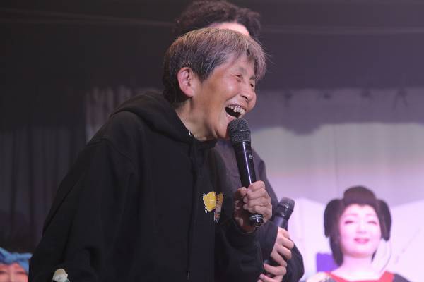 祖母と孫、年の差51歳の驚きのラップユニット・赤ちゃん婆ちゃん爆誕秘話