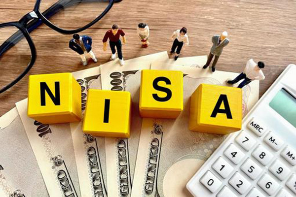 積立投資ブーム続くも「はじめるのは貯蓄が200万円できてから」と専門家