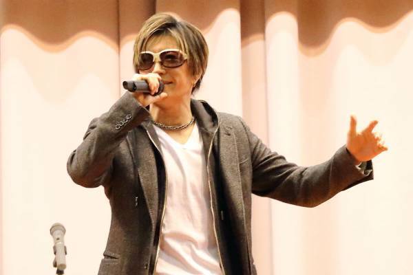 GACKT 4年ぶりの卒業式ライブ独占撮！全校生徒を感動させた「贈る言葉」