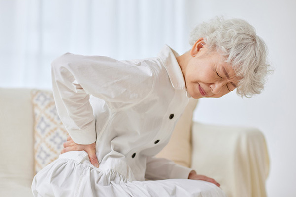 「寝たままコマネチ!?」1日3分で痛みやコリがラクになる「腰痛改善リンパ流し」4