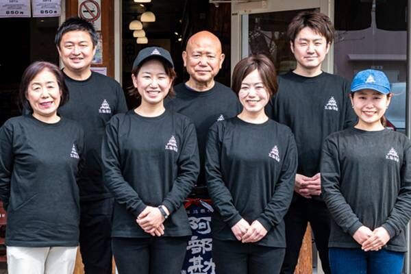 三益酒店全社員。写真後列は左から由美さんの夫・聖司さん、父・孝生さん、美保さんの 夫・寿和さん。前列左が母・博子さん