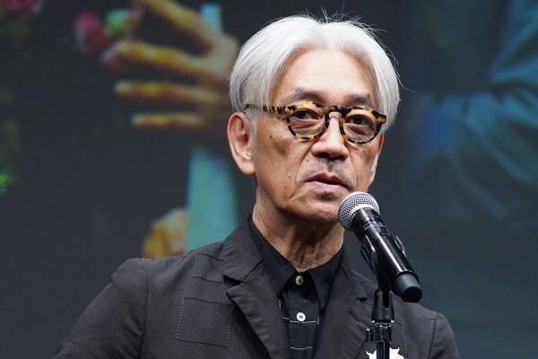 汚れたブリーフ姿で…坂本龍一さん　ダウンタウンと披露した“伝説のコント”に広がる懐古