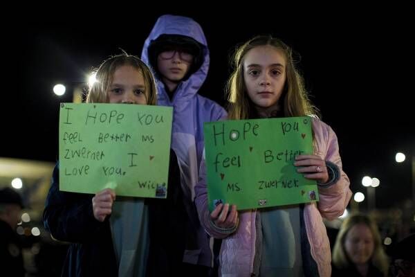 事件の3日後に行われた集会で、ツワナーさんへの応援メッセージを掲げる生徒たち（写真：AP/アフロ）