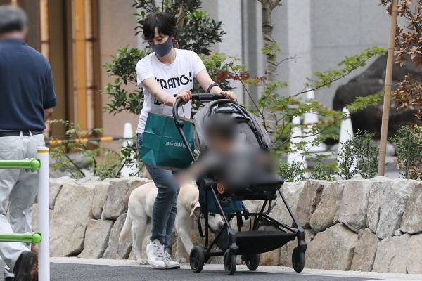 滝川クリステル　自転車転倒で10針の大ケガ…目撃していた“目の下に隈”の憔悴子育て姿