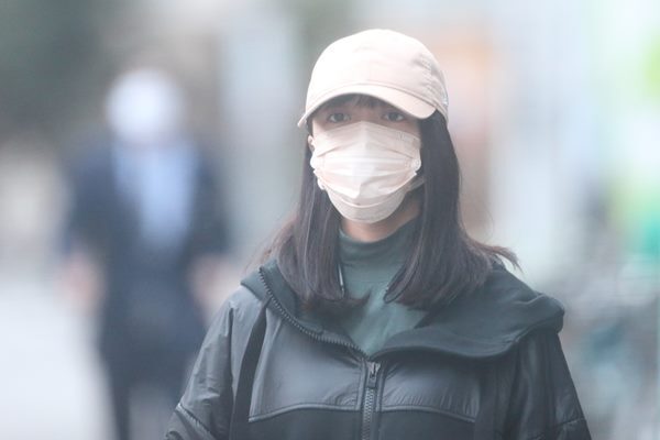 海老蔵は高岡早紀と堂々手つなぎ、上白石萌音はぼっちで…目撃した有名人の“お花見”現場