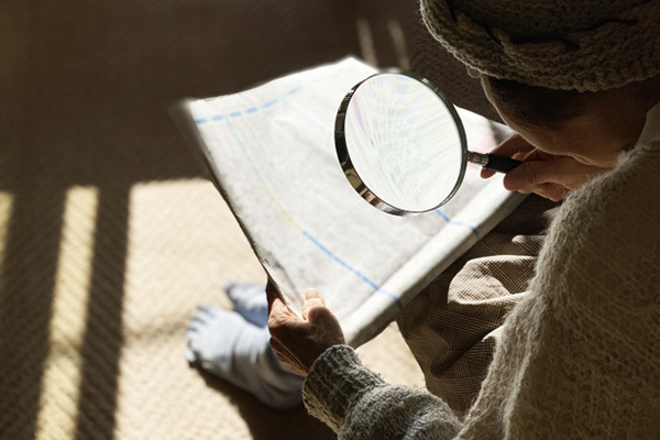 0.5～1秒かけてしっかりと！老眼を改善する「完全まばたき」