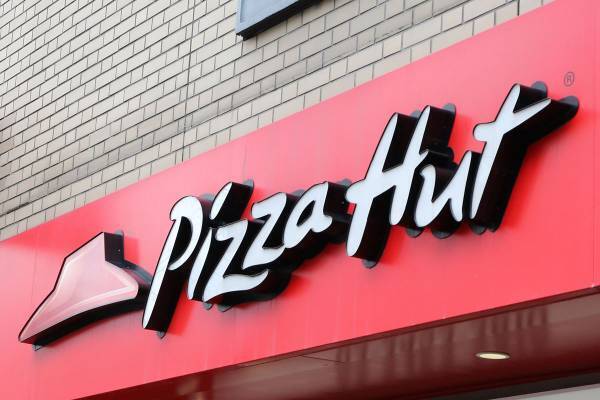 ピザハット　人件費や燃料代高騰で配送料導入…ピザーラ、ドミノが答えた追随の可能性は？