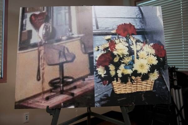 ピエロが被害者に手渡したカーネーションと風船の写真。シーラ逮捕時に警察が公開した。（写真：ZUMA Press／アフロ）