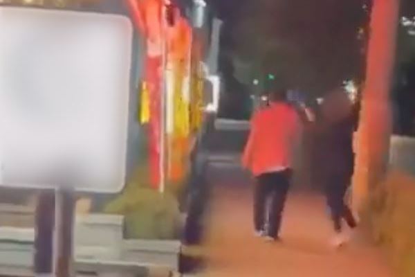 若者がピコピコハンマーで“高齢者を殴打”動画が続出…悪質さにネット激怒「暴行罪では」「取り締まってくれ」