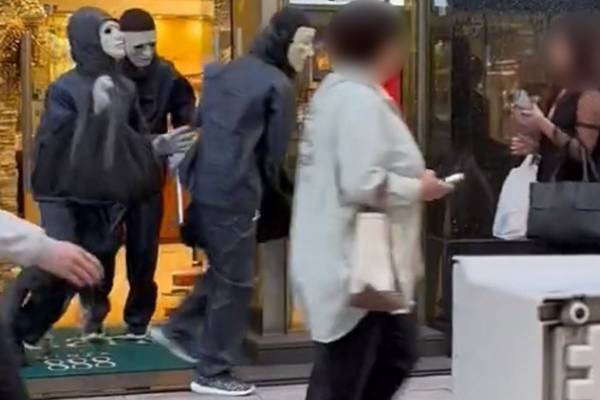 ドアを閉めて犯人に対峙…銀座ロレックス強盗事件での“一般女性”の行動に「勇敢」と相次ぐ称賛、一部で危険性指摘する声も