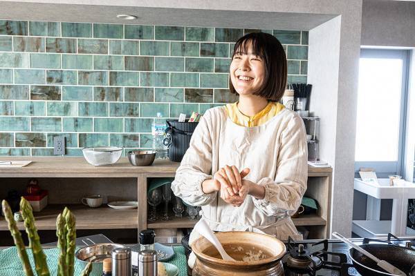 拒食症で体重が半分に…かつて食を恐れた少女が「みんなでおむすびを握る」ワークショップ主催へ