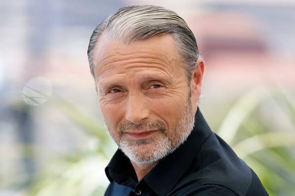 “黒塗りメイク”コスプレでファンタビ出演の世界的スターと記念撮影…大阪コミコンの一般参加者が「人種差別」と物議