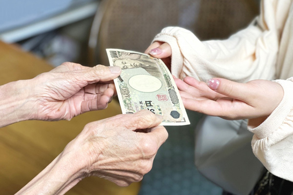 勝手に納屋を増築、ヒモ男が勝手に入籍…親の資産が狙われている