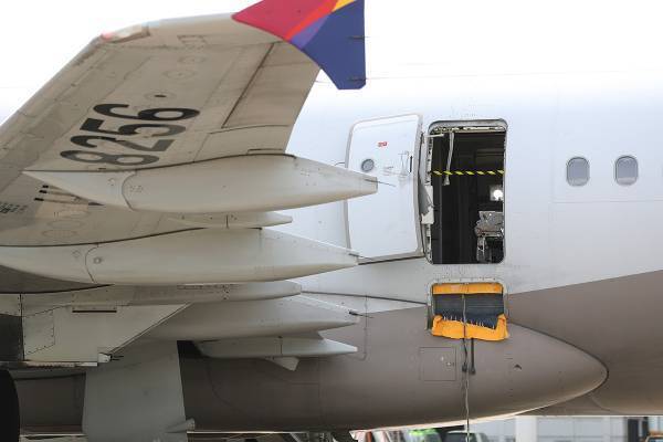 アシアナ航空機飛行中に非常用ドアを開けた男、「息苦しくて早く降りたかった」