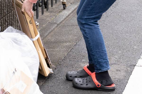 ビーサンが腰痛や膝痛の原因に！50代からのケガしない「サンダル」の選び方