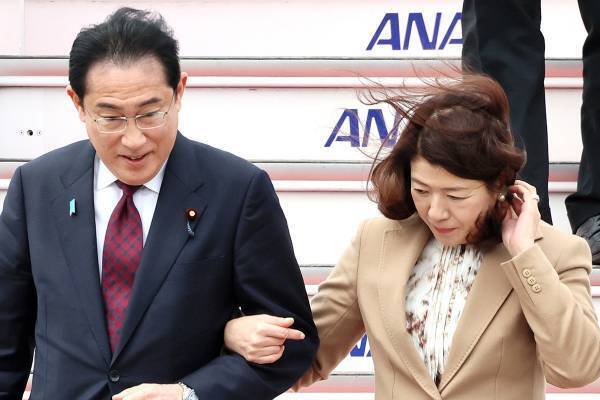 「夫婦揃って親バカ」裕子夫人は翔太郎氏の更迭を認めなかったと報道…“権力の私物化”に批判殺到