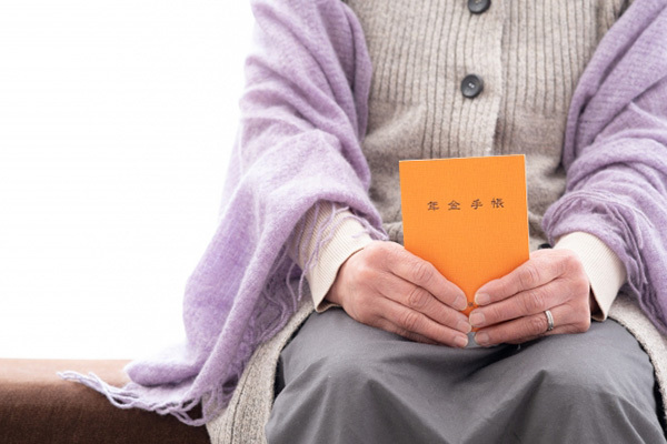 連合も提起…第3号被保険者制度の廃止で専業主婦家庭は年16万円の負担増