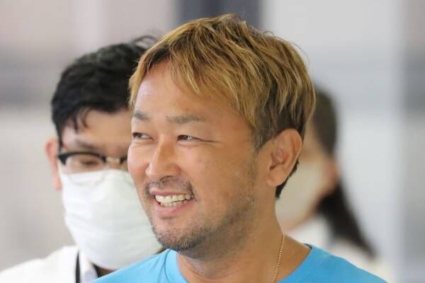 6月5日、成田空港に到着した際に笑顔を見せたガーシー容疑者（写真：時事通信）