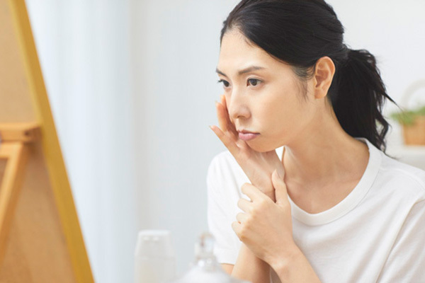 シミ、吹き出物…顔のトラブルは“偏食のサイン”かも