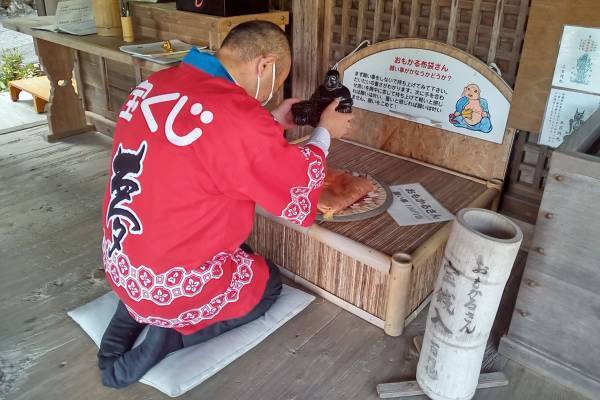 「ロト」1等売り場を独占入手！　地元で人気「おもかる布袋さん」のご託宣どおり！奇跡の10億円！