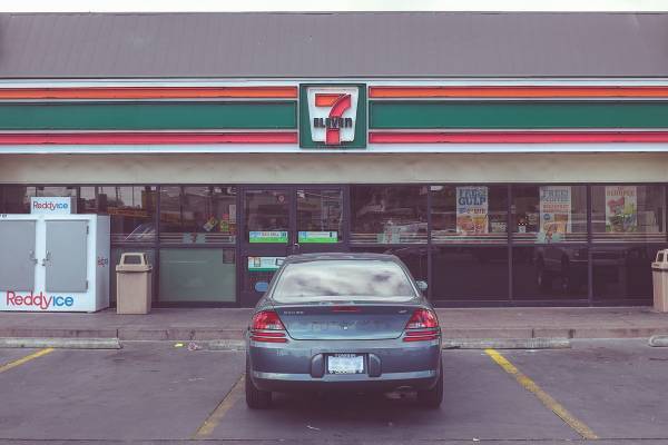 コンビニでタバコ購入を断られ激怒…10代少女グループが店員を襲撃