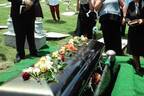 「その死体は俺のものだ！」少女の葬儀中、葬儀社オーナーがライバル会社関係者を射殺