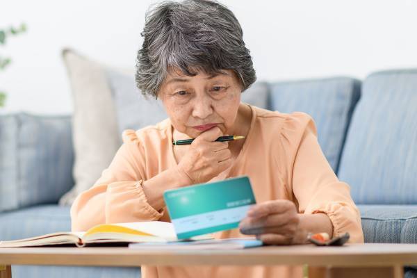 自己破産者に占める高齢者の割合が急増…固定費削減で老後破綻を防げ