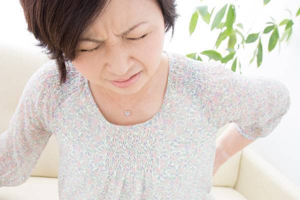 梅雨に増えるぎっくり腰を「猫のびポーズ」で予防