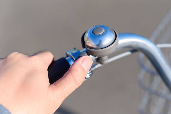 歩行者男性の激怒動画が物議…自転車がベル鳴らすのは道交法違反？鳴らしていいシチュエーションは？