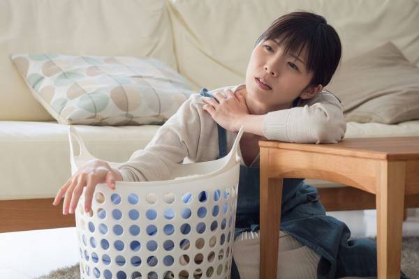 「自宅なのにくつろげない…」疲れやすい家にある特徴は“情報過多”と“圧迫感”