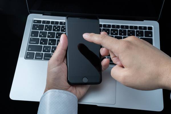 仕返し目的だと違法、損害賠償の可能性も…SNSで相次ぐ「迷惑行為晒し動画」のリスク