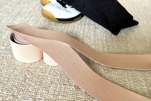 その場で痛みが減る人も「足首テープ」で腰痛改善！