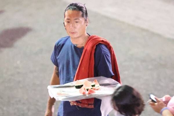 6月21日、イベントの参加者たちにスイカを配っていたキャンドル・ジュン氏