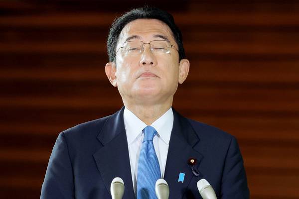 岸田首相が進める「国民負担率50％超」で少子化は加速！　年収500万円の手取りは20年で33万円も減っている