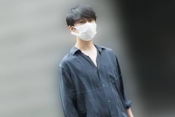 長谷川博己　休養中の恋人・鈴木京香を献身サポート！犬の散歩に買い出しも