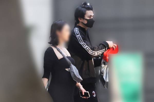 新田真剣佑　目撃した臨月妻との散歩デート！セクシーな肌見せマタニティウェアでお腹もチラリ
