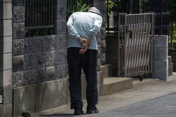 認知症による行方不明者が1万8000人と過去最多！ 家族の「徘徊失踪」を防ぐために知っておくべきサービス8