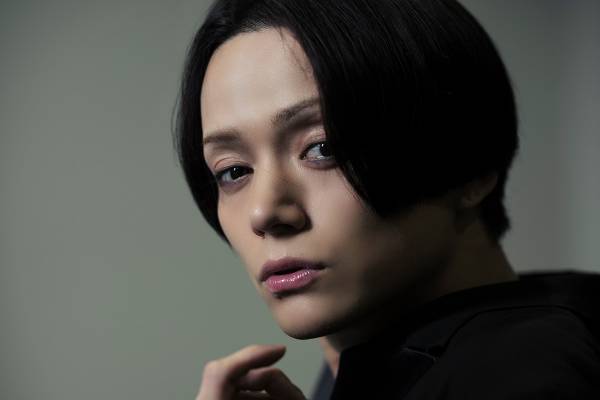 三浦涼介「恩師・蜷川幸雄、そして母との死別を乗り越えて」突き進む俳優人生