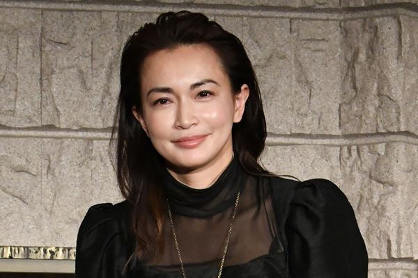 「女に戻ったなって」熱愛報道の長谷川京子　前夫との別居中に語っていた“女盛り”の訪れ