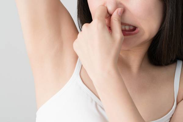 「乾いたタオルで汗を拭く」「制汗剤を多用」…夏のニオイの元「皮膚ガス」発生にご用心
