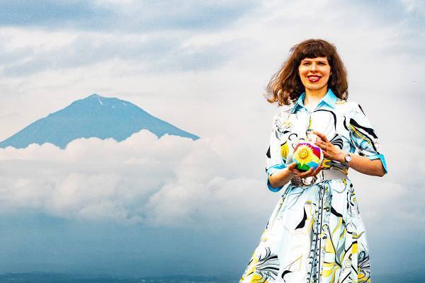 「戦争で傷ついた日用品をアート作品に」ウクライナ避難民女性が創作に込める“願い”