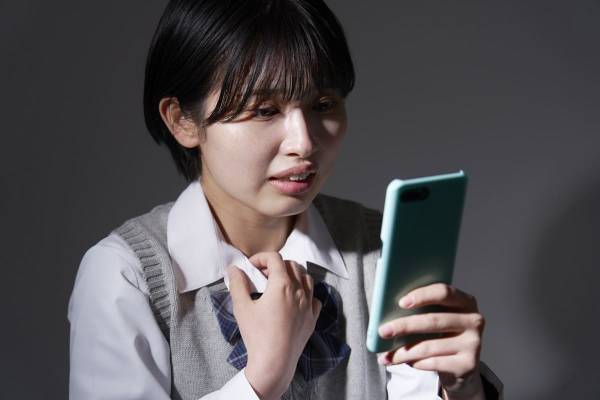 1日3時間以上の利用で“うつの悪化リスク”が2倍……「夏休みSNS」で傷ついたときの処方箋5