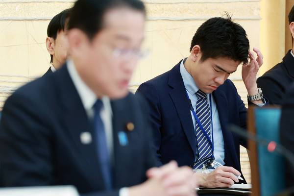 岸田首相　秘書官クビ長男が再起宣言も…謝罪会見も放棄でビッグモーター前社長息子と変わらぬ“甘ちゃん”ぶり