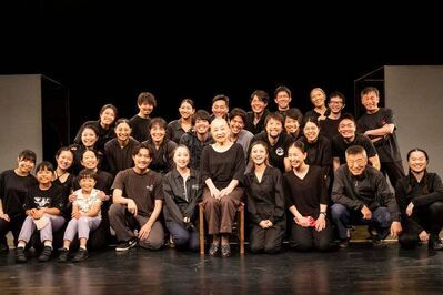 上演中の舞台『旅立つ家族』のキャストやスタッフが集合。佐々木愛さん（前列中央）の左隣は娘の明子さんで、右は孫の琴音さん